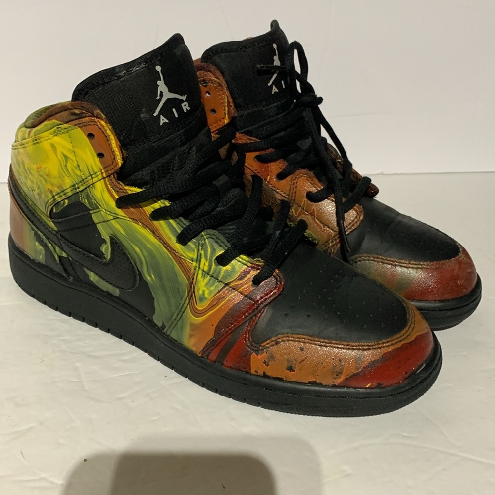Nike Jordan Air Retro Mid Black graffiti style from 08/03/16 Model 554725–044 - Picture 1 of 11